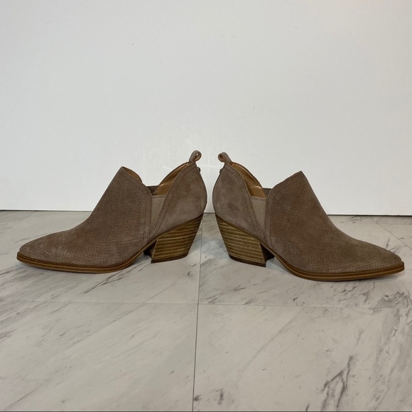 New! Marc Fisher Dalar Perforated Suede Tan Bootie 5M - Picture 5 of 11